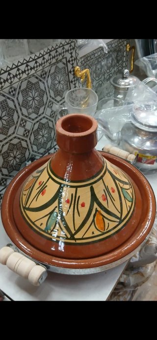 Tetera de plata con diseño floral