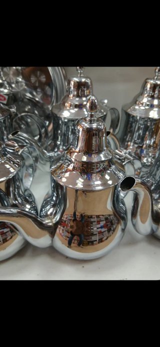 Tetera de plata con diseño floral
