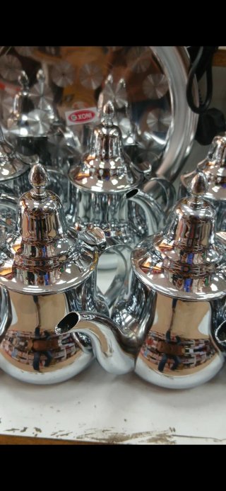 Tetera de plata con diseño floral