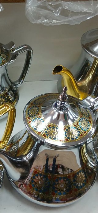 Tetera de plata con diseño floral
