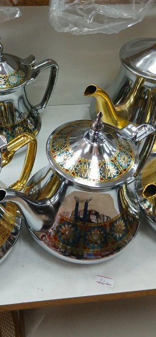 Tetera de plata con diseño floral