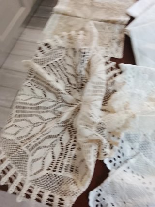 16 Centrini Ricamati Beige e Bianchi