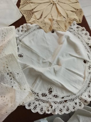 16 Centrini Ricamati Beige e Bianchi