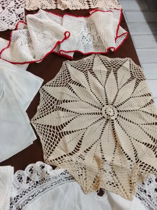 16 Centrini Ricamati Beige e Bianchi
