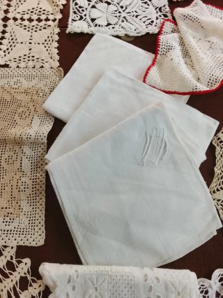 16 Centrini Ricamati Beige e Bianchi