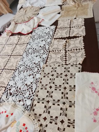 16 Centrini Ricamati Beige e Bianchi