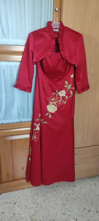 Vestido de fiesta rojo con bordado floral