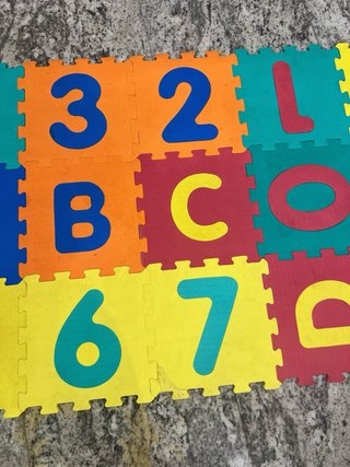 Tappeto Puzzle Numeri e Lettere Colorati