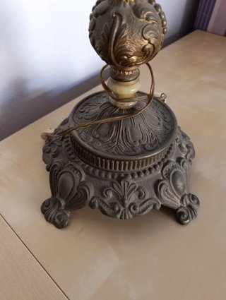 Lámpara de mesa dorada y blanca