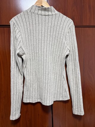 Jersey canalé gris cuello alto