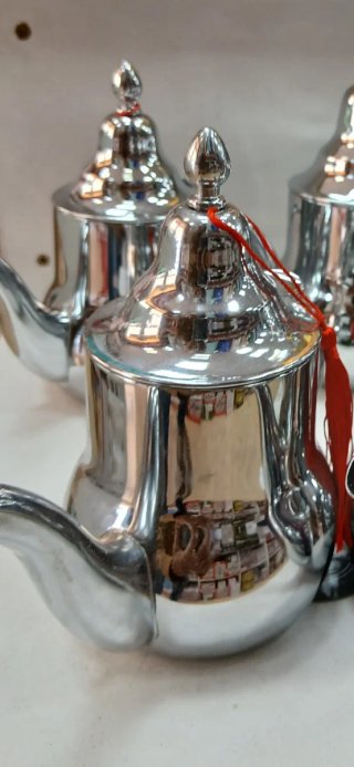 Tetera de metal decorada