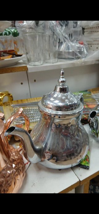 Tetera de metal decorada