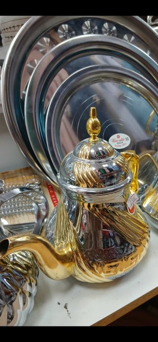 Tetera de metal decorada