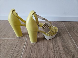 Sandali gialli con tacco e borchie