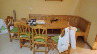 Mesa de comedor de madera con bancos y sillas