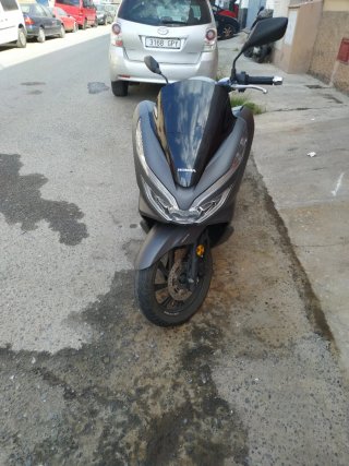 Honda PCX 125cc gris oscuro