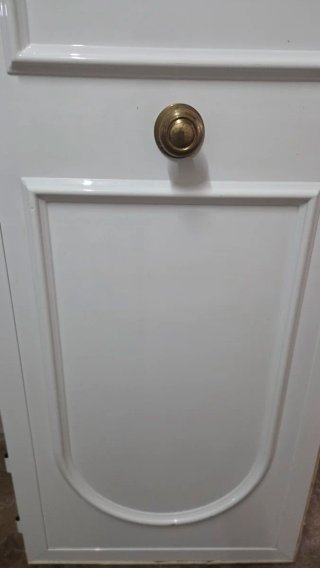 Puerta provenzal blanca con pomo dorado