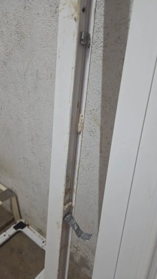 Puerta provenzal blanca con pomo dorado