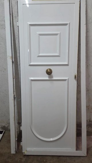 Puerta provenzal blanca con pomo dorado