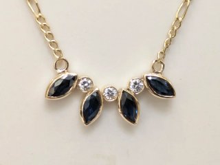 Cadena con colgante oro zafiros y diamantes