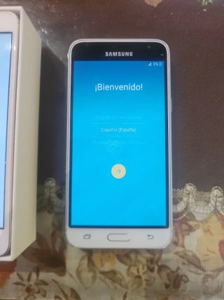 Lote 2 móviles, cargadores y auriculares