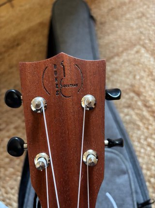 Ukelele y Funda Bones Guitars