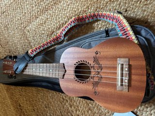 Ukelele y Funda Bones Guitars