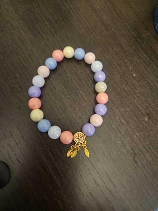 Pulsera de cuentas pastel con dije de atrapasueños