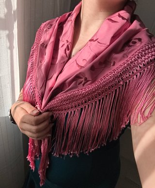 Mantoncillo flamenco rosa bordado