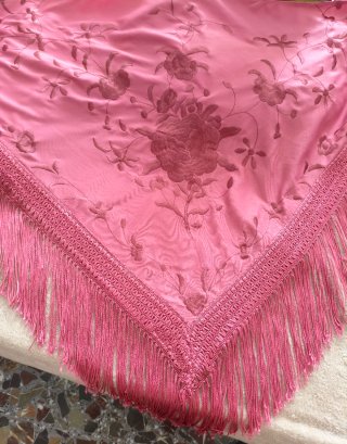 Mantoncillo flamenco rosa bordado
