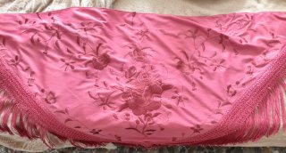 Mantoncillo flamenco rosa bordado