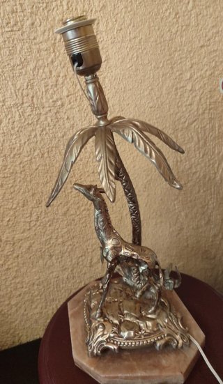 Pie de lámpara bronce con figura de jirafa
