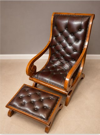Sillón vintage de cuero con otomana
