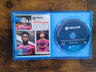 Pacchetto PS4 Slim Bianca + Controller Nacon + FIFA 23