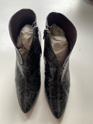 Botines charol efecto piel
