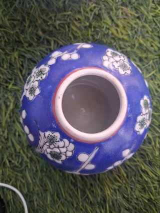 Jarrón azul con flores blancas