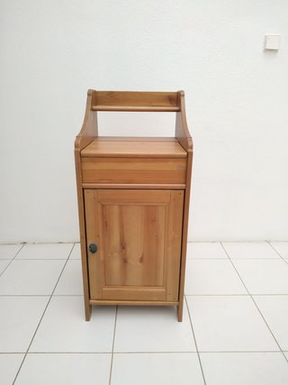 Mesita de noche de madera