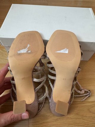 Sandalias doradas y rosas con pedrería
