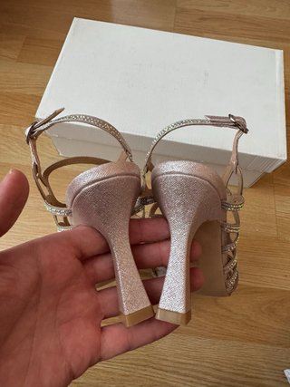 Sandalias doradas y rosas con pedrería