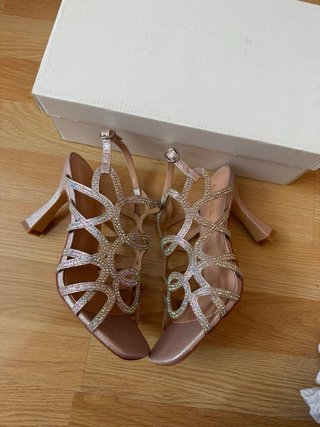 Sandalias doradas y rosas con pedrería