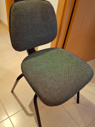 Silla de oficina gris y negra