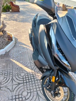 Maxi Scooter Negra  125E con Baul SHAD de 40 litro