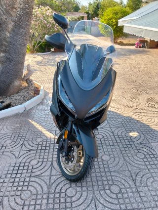 Maxi Scooter Negra  125E con Baul SHAD de 40 litro