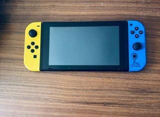 Nintendo Switch + Mario Kart 8 Deluxe + FIFA 2025