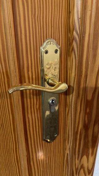 Puertas de madera de pino.