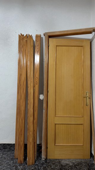 Puertas de madera de pino.
