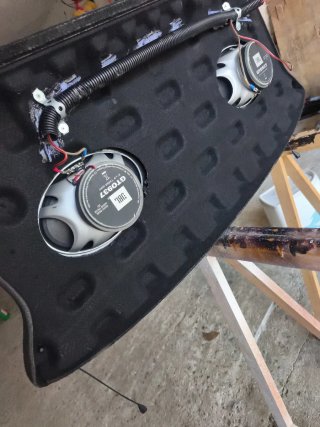 Bandeja Seat Ibiza 6L con altavoces