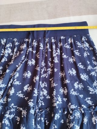 Minifalda floral azul y blanca