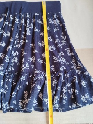 Minifalda floral azul y blanca