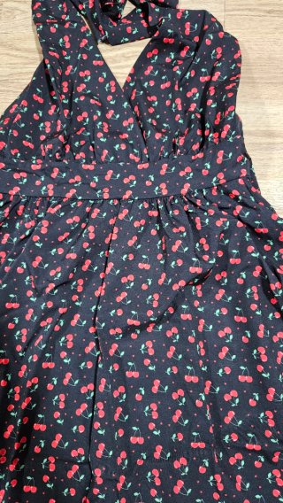 Vestido halter floral negro y rojo